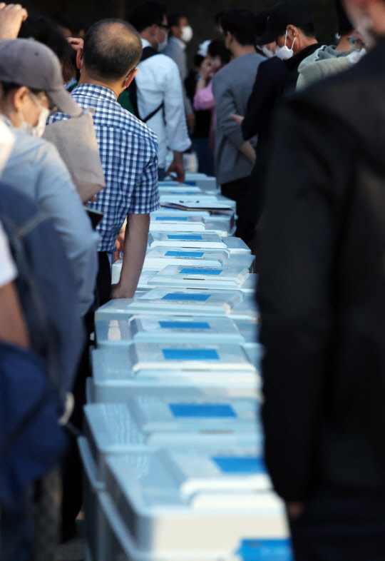 제8회 전국동시지방선거일인 1일 서울 종로구 경기상고 체육관에 마련된 개표소에서 각 투표소로부터 도착한 투표함들이 접수를 기다리고 있다. 이날 마친 6·1 지방선거의 투표율 잠정치는 50.9%로, 역대 두 번째로 낮은 투표율을 기록했다. 연합뉴스.